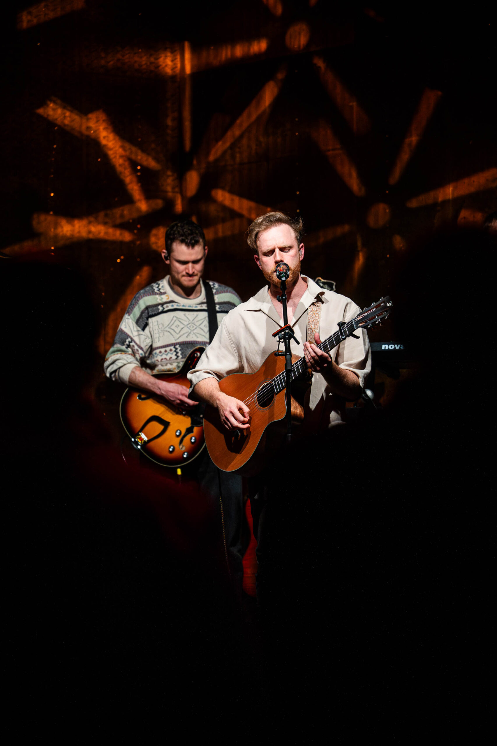 Im Rahmen ihrer „LIGHT LIFE LOVE“ Österreich-Tour verwandelten die Fitz Brothers am 26. März 2026 die Grazer Postgarage in ein pulsierendes Zentrum für Indie-Pop und emotionale Live-Momente. Das Duo begeisterte gemeinsam mit seiner fünfköpfigen Band durch kraftvolle mehrstimmige Gesänge und präsentierte Highlights wie „Masterpiece“, die das Publikum bis in die letzte Reihe mitrissen. Mit dieser mitreißenden Performance festigten die Brüder ihren Ruf als einer der aktuell spannendsten Live-Acts des Landes und hinterließen ein restlos begeistertes Grazer Publikum.