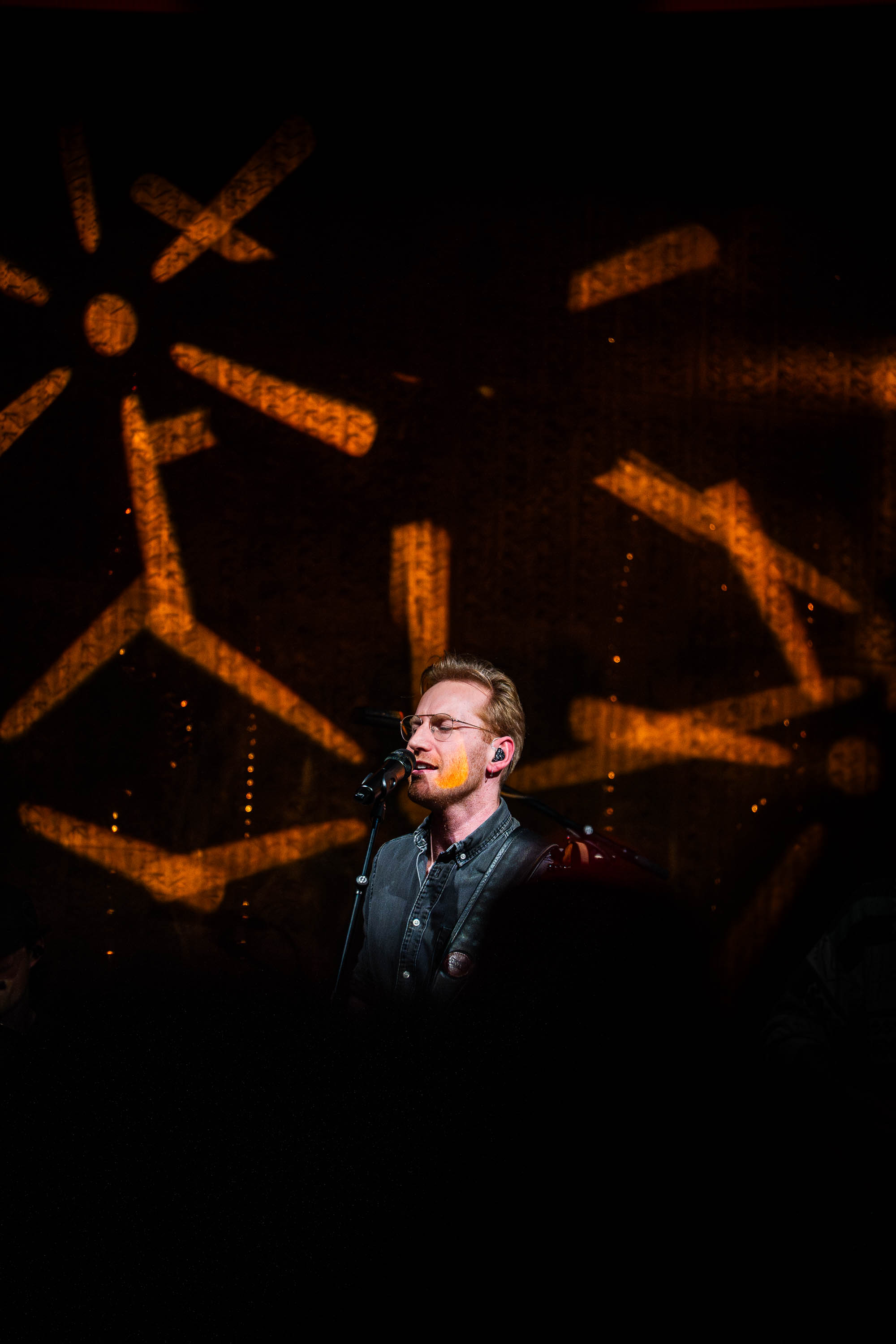 Im Rahmen ihrer „LIGHT LIFE LOVE“ Österreich-Tour verwandelten die Fitz Brothers am 26. März 2026 die Grazer Postgarage in ein pulsierendes Zentrum für Indie-Pop und emotionale Live-Momente. Das Duo begeisterte gemeinsam mit seiner fünfköpfigen Band durch kraftvolle mehrstimmige Gesänge und präsentierte Highlights wie „Masterpiece“, die das Publikum bis in die letzte Reihe mitrissen. Mit dieser mitreißenden Performance festigten die Brüder ihren Ruf als einer der aktuell spannendsten Live-Acts des Landes und hinterließen ein restlos begeistertes Grazer Publikum.