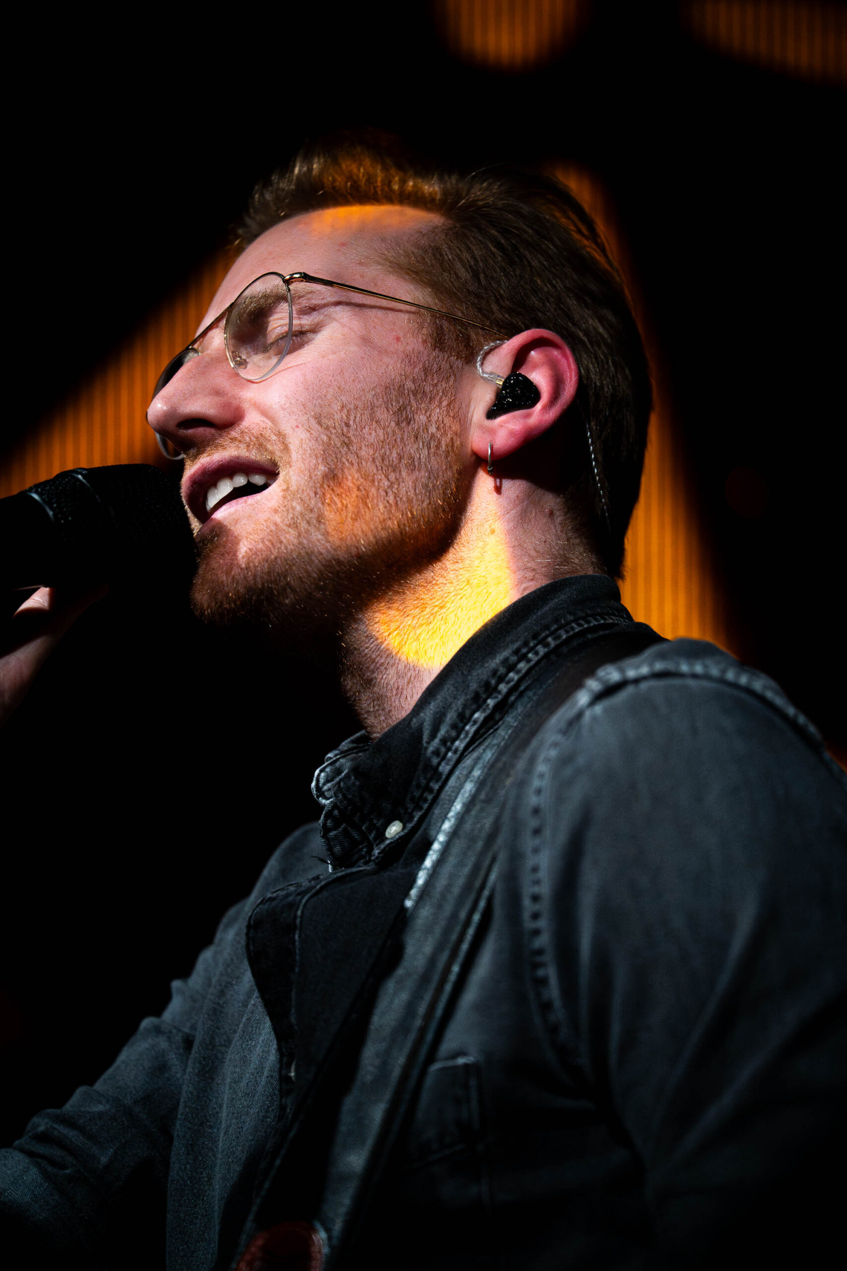 Im Rahmen ihrer „LIGHT LIFE LOVE“ Österreich-Tour verwandelten die Fitz Brothers am 26. März 2026 die Grazer Postgarage in ein pulsierendes Zentrum für Indie-Pop und emotionale Live-Momente. Das Duo begeisterte gemeinsam mit seiner fünfköpfigen Band durch kraftvolle mehrstimmige Gesänge und präsentierte Highlights wie „Masterpiece“, die das Publikum bis in die letzte Reihe mitrissen. Mit dieser mitreißenden Performance festigten die Brüder ihren Ruf als einer der aktuell spannendsten Live-Acts des Landes und hinterließen ein restlos begeistertes Grazer Publikum.