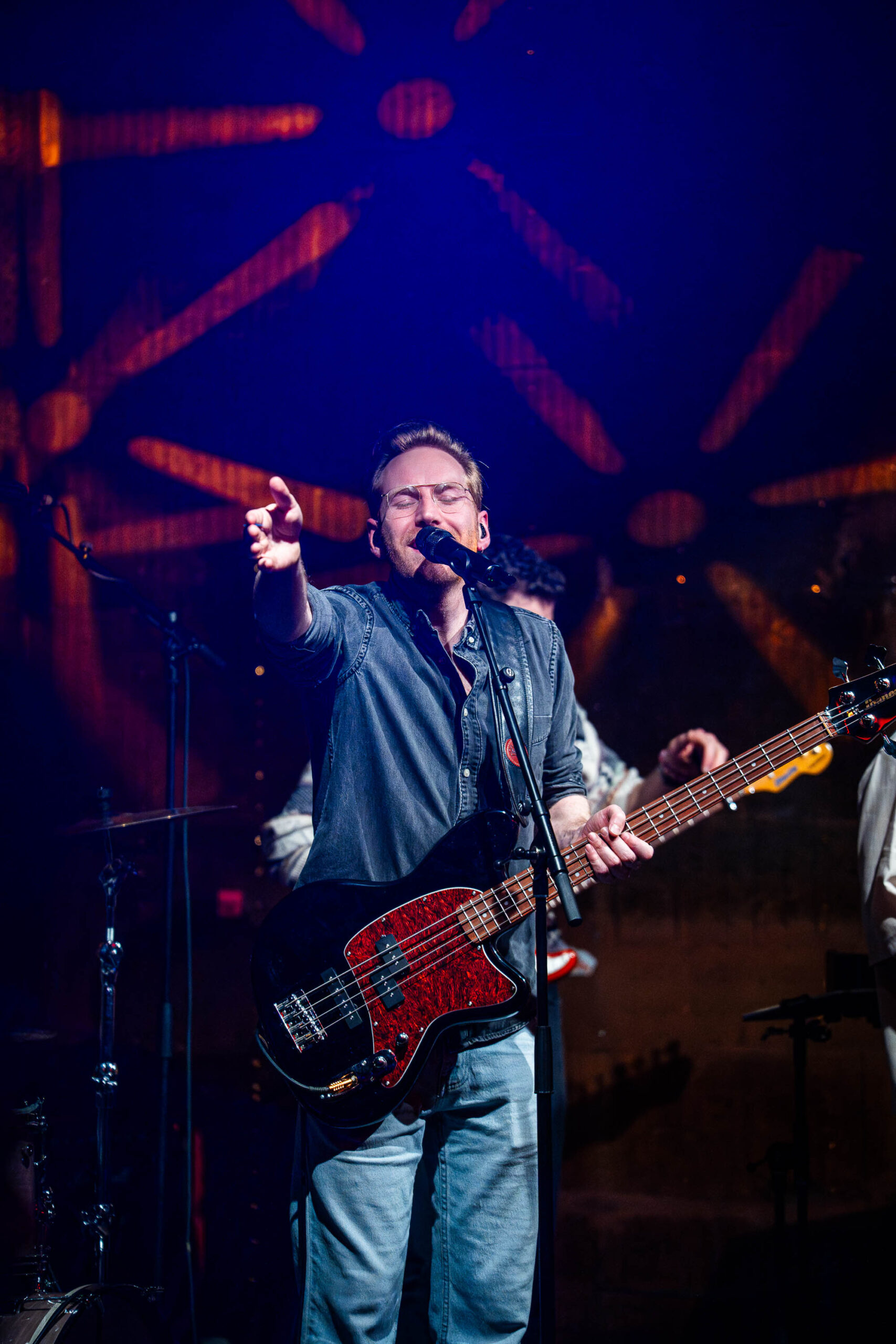 Im Rahmen ihrer „LIGHT LIFE LOVE“ Österreich-Tour verwandelten die Fitz Brothers am 26. März 2026 die Grazer Postgarage in ein pulsierendes Zentrum für Indie-Pop und emotionale Live-Momente. Das Duo begeisterte gemeinsam mit seiner fünfköpfigen Band durch kraftvolle mehrstimmige Gesänge und präsentierte Highlights wie „Masterpiece“, die das Publikum bis in die letzte Reihe mitrissen. Mit dieser mitreißenden Performance festigten die Brüder ihren Ruf als einer der aktuell spannendsten Live-Acts des Landes und hinterließen ein restlos begeistertes Grazer Publikum.