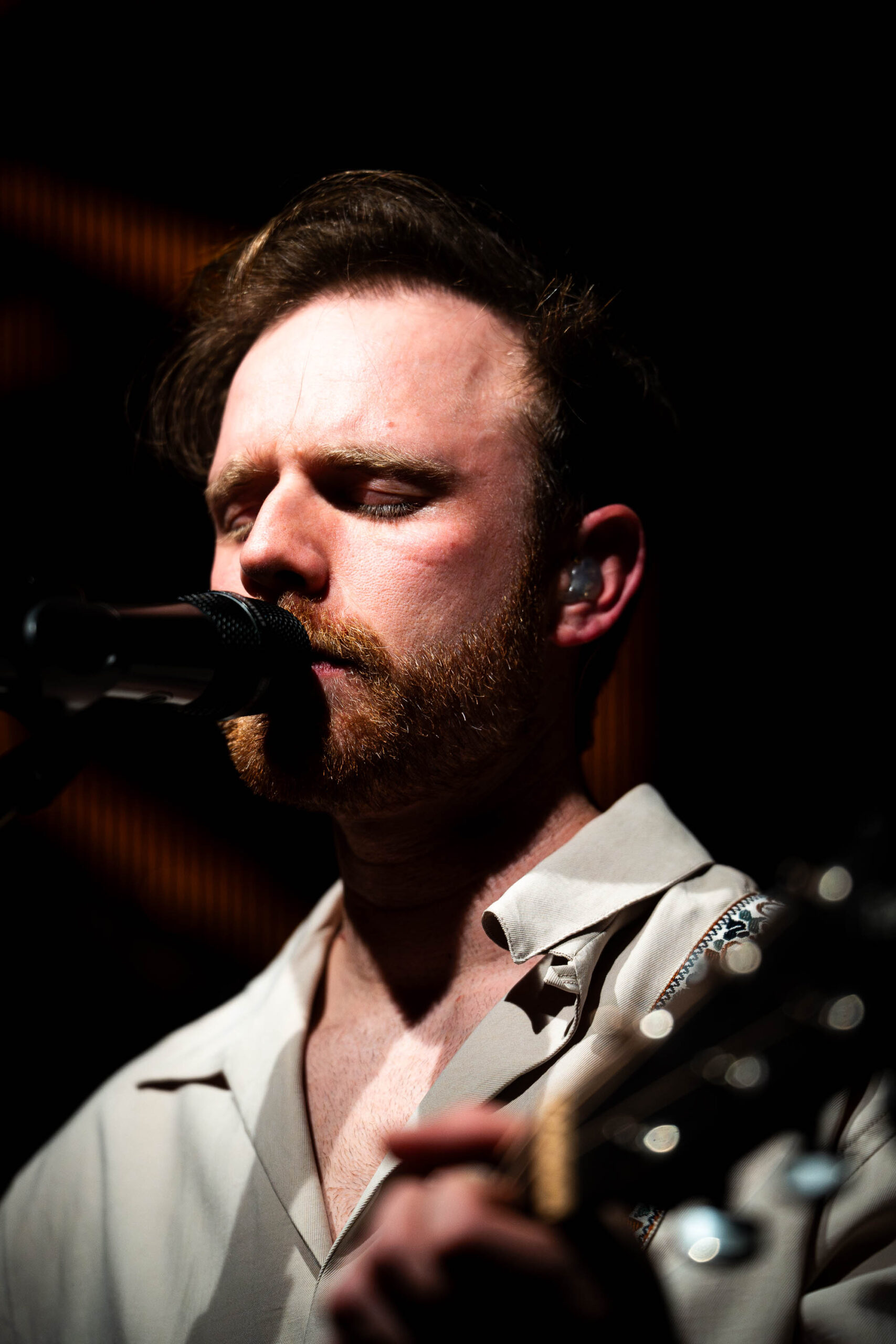 Im Rahmen ihrer „LIGHT LIFE LOVE“ Österreich-Tour verwandelten die Fitz Brothers am 26. März 2026 die Grazer Postgarage in ein pulsierendes Zentrum für Indie-Pop und emotionale Live-Momente. Das Duo begeisterte gemeinsam mit seiner fünfköpfigen Band durch kraftvolle mehrstimmige Gesänge und präsentierte Highlights wie „Masterpiece“, die das Publikum bis in die letzte Reihe mitrissen. Mit dieser mitreißenden Performance festigten die Brüder ihren Ruf als einer der aktuell spannendsten Live-Acts des Landes und hinterließen ein restlos begeistertes Grazer Publikum.