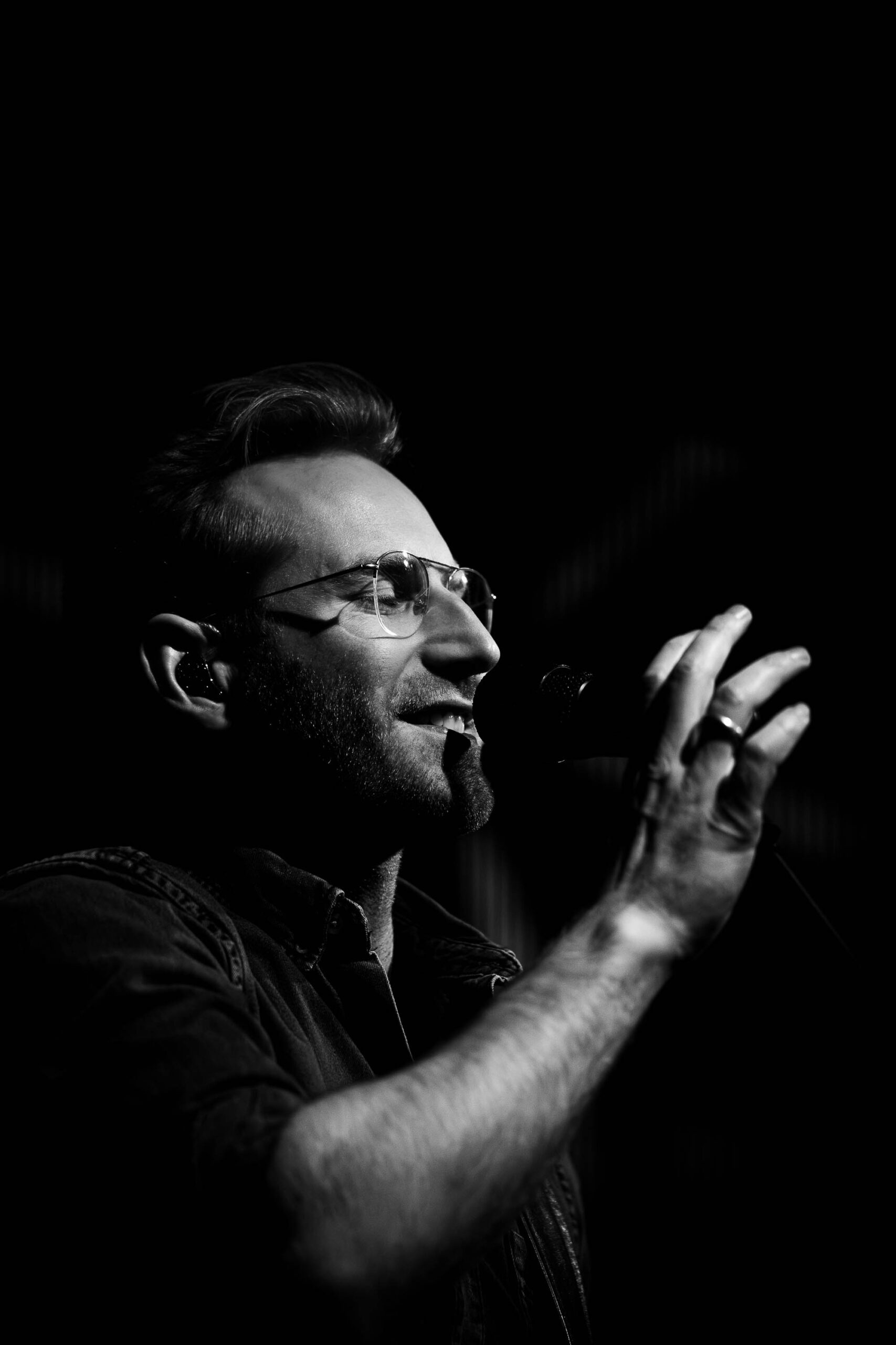 Im Rahmen ihrer „LIGHT LIFE LOVE“ Österreich-Tour verwandelten die Fitz Brothers am 26. März 2026 die Grazer Postgarage in ein pulsierendes Zentrum für Indie-Pop und emotionale Live-Momente. Das Duo begeisterte gemeinsam mit seiner fünfköpfigen Band durch kraftvolle mehrstimmige Gesänge und präsentierte Highlights wie „Masterpiece“, die das Publikum bis in die letzte Reihe mitrissen. Mit dieser mitreißenden Performance festigten die Brüder ihren Ruf als einer der aktuell spannendsten Live-Acts des Landes und hinterließen ein restlos begeistertes Grazer Publikum.