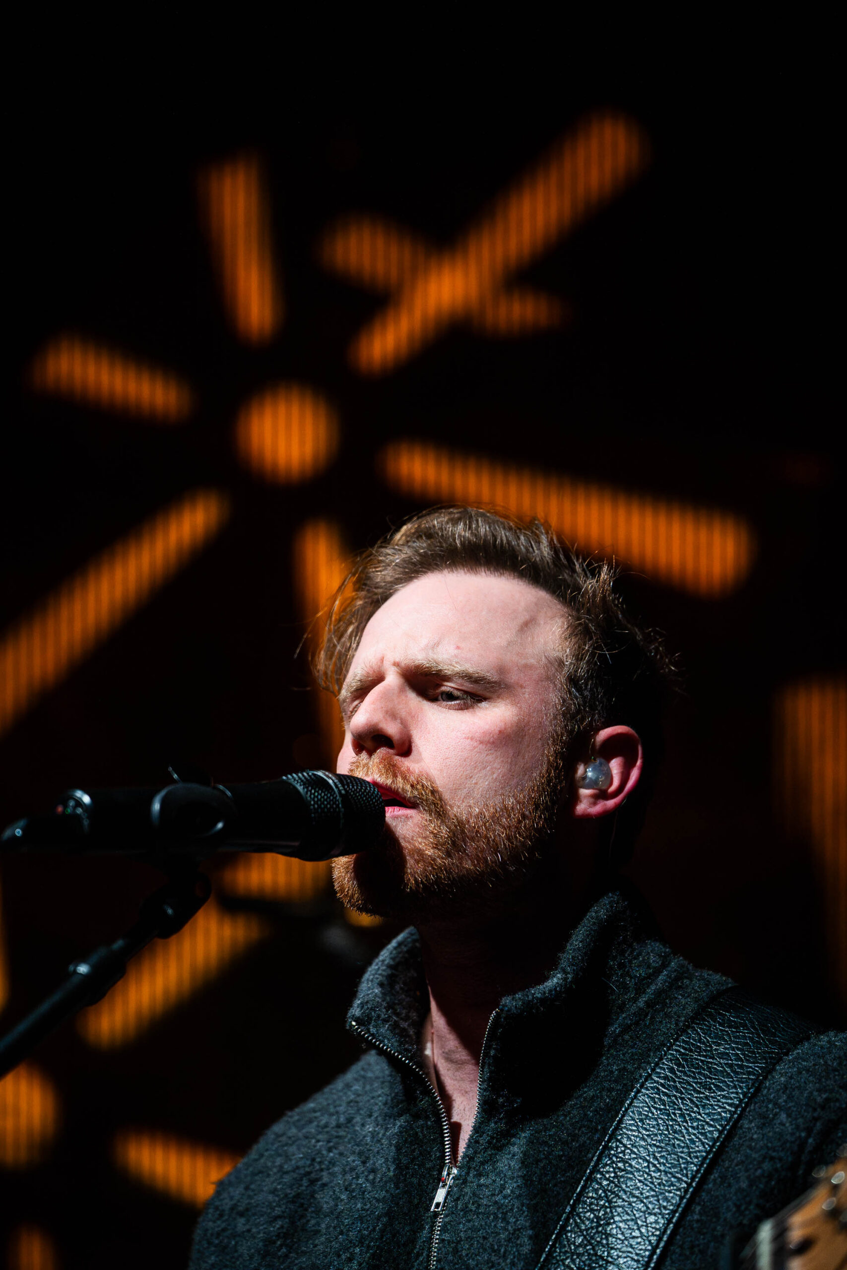 Im Rahmen ihrer „LIGHT LIFE LOVE“ Österreich-Tour verwandelten die Fitz Brothers am 26. März 2026 die Grazer Postgarage in ein pulsierendes Zentrum für Indie-Pop und emotionale Live-Momente. Das Duo begeisterte gemeinsam mit seiner fünfköpfigen Band durch kraftvolle mehrstimmige Gesänge und präsentierte Highlights wie „Masterpiece“, die das Publikum bis in die letzte Reihe mitrissen. Mit dieser mitreißenden Performance festigten die Brüder ihren Ruf als einer der aktuell spannendsten Live-Acts des Landes und hinterließen ein restlos begeistertes Grazer Publikum.