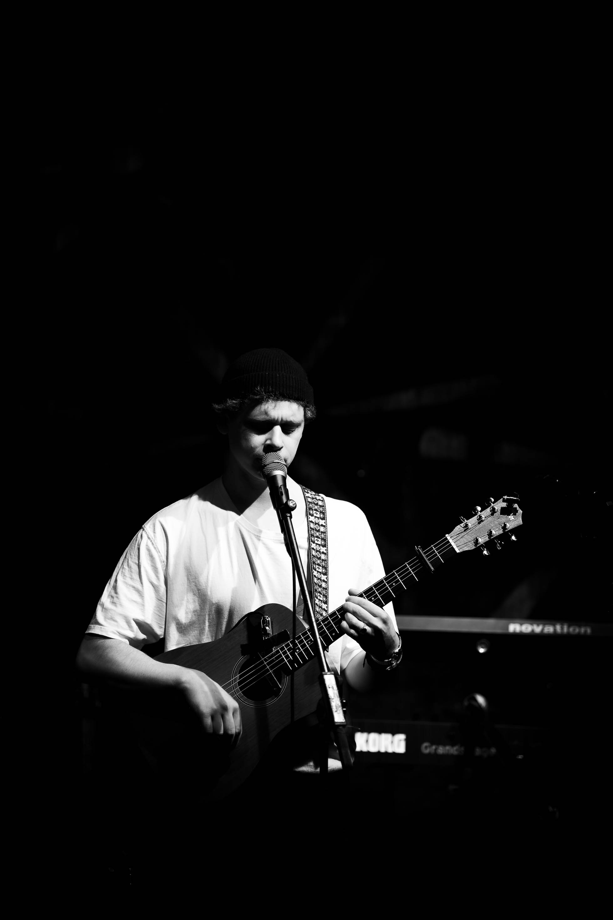 Gemini hat gesagt Mit purer Energie heizte Simon Schlager (@the.patch.music) als genialer Support für die Fitz Brothers der Postgarage Graz so richtig ein. Es war mir ein absolutes Fest, diese unglaubliche Bühnenpräsenz und die mitreißende Stimmung im Publikum durch meine Linse für die Ewigkeit festzuhalten. Die entstandenen Aufnahmen zeigen genau jene elektrisierende Atmosphäre, die den gesamten Saal schon lange vor dem Main-Act zum Beben brachte!