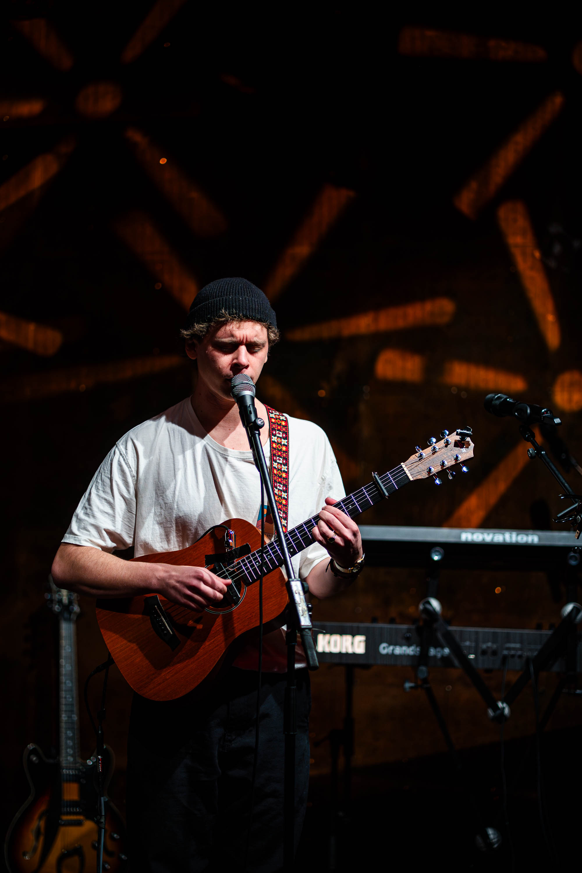 Gemini hat gesagt Mit purer Energie heizte Simon Schlager (@the.patch.music) als genialer Support für die Fitz Brothers der Postgarage Graz so richtig ein. Es war mir ein absolutes Fest, diese unglaubliche Bühnenpräsenz und die mitreißende Stimmung im Publikum durch meine Linse für die Ewigkeit festzuhalten. Die entstandenen Aufnahmen zeigen genau jene elektrisierende Atmosphäre, die den gesamten Saal schon lange vor dem Main-Act zum Beben brachte!