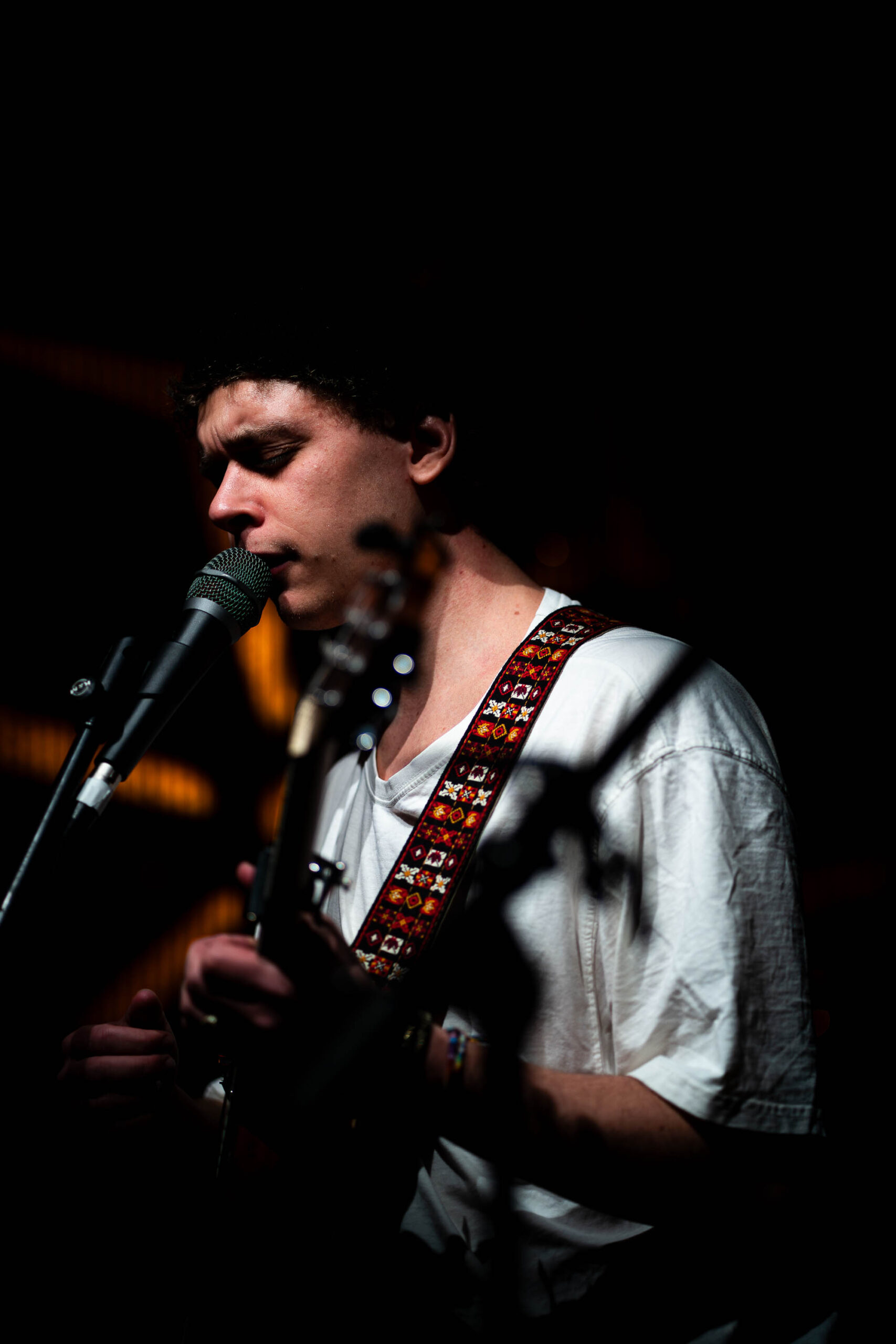 Gemini hat gesagt Mit purer Energie heizte Simon Schlager (@the.patch.music) als genialer Support für die Fitz Brothers der Postgarage Graz so richtig ein. Es war mir ein absolutes Fest, diese unglaubliche Bühnenpräsenz und die mitreißende Stimmung im Publikum durch meine Linse für die Ewigkeit festzuhalten. Die entstandenen Aufnahmen zeigen genau jene elektrisierende Atmosphäre, die den gesamten Saal schon lange vor dem Main-Act zum Beben brachte!
