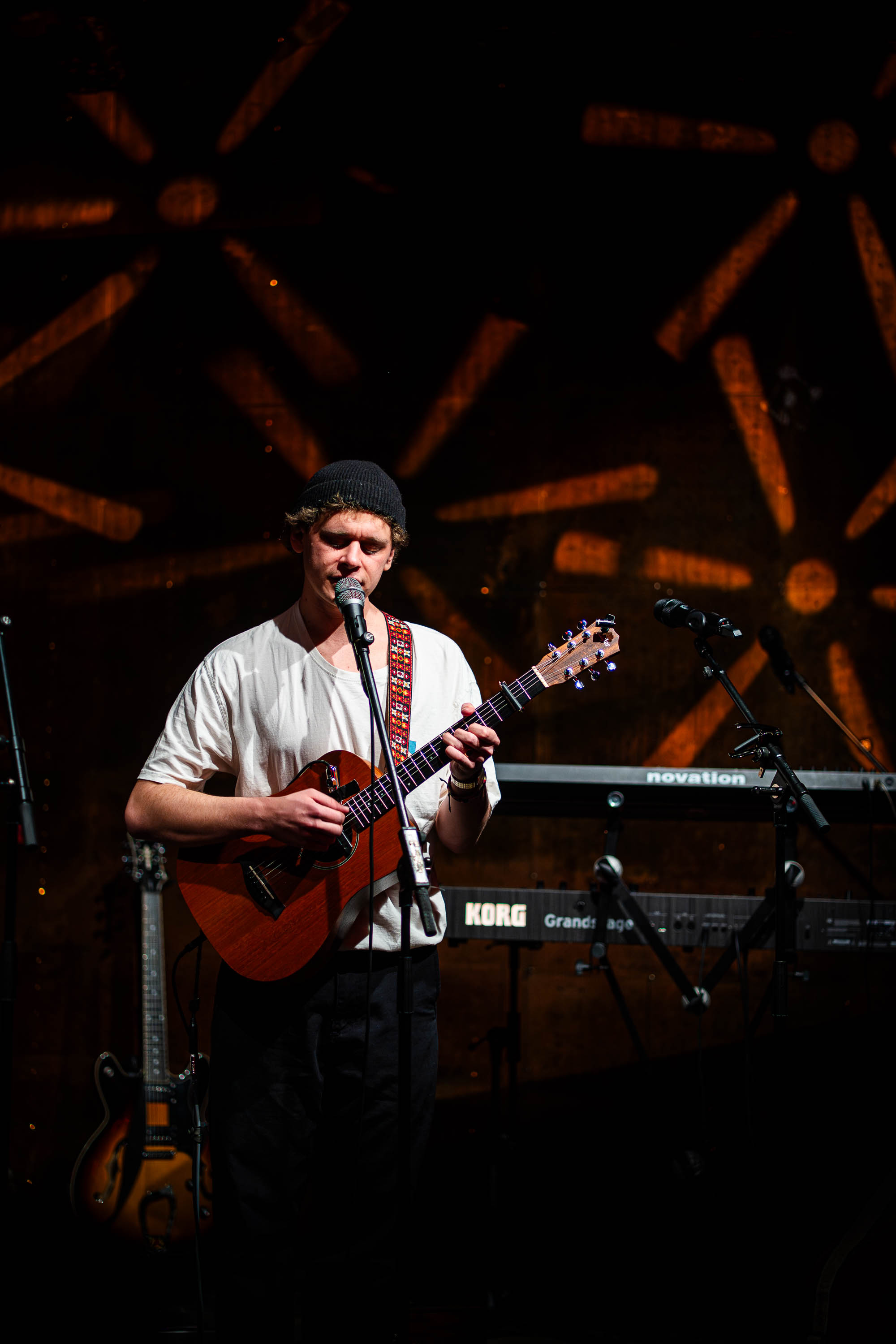 Gemini hat gesagt Mit purer Energie heizte Simon Schlager (@the.patch.music) als genialer Support für die Fitz Brothers der Postgarage Graz so richtig ein. Es war mir ein absolutes Fest, diese unglaubliche Bühnenpräsenz und die mitreißende Stimmung im Publikum durch meine Linse für die Ewigkeit festzuhalten. Die entstandenen Aufnahmen zeigen genau jene elektrisierende Atmosphäre, die den gesamten Saal schon lange vor dem Main-Act zum Beben brachte!