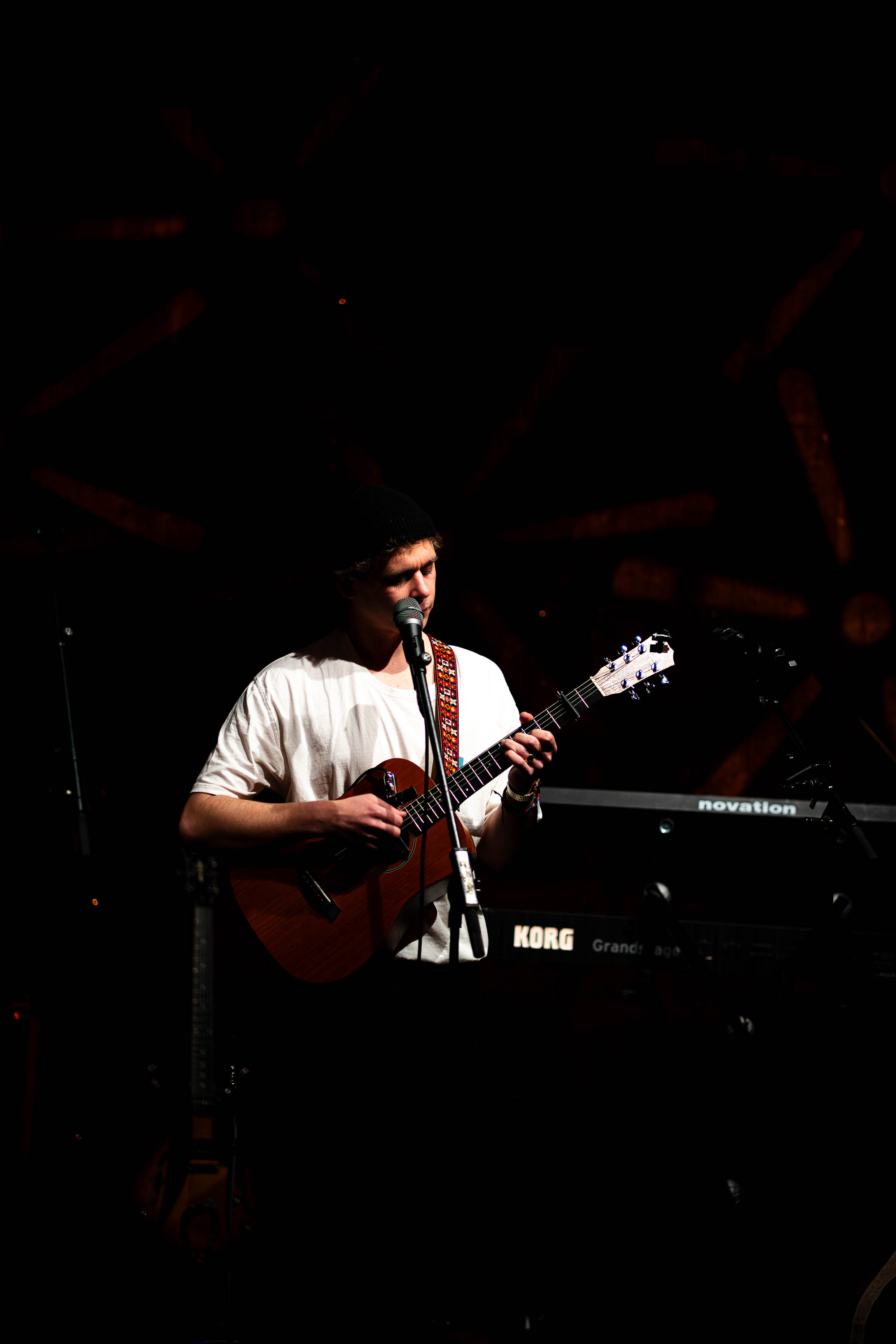 Gemini hat gesagt Mit purer Energie heizte Simon Schlager (@the.patch.music) als genialer Support für die Fitz Brothers der Postgarage Graz so richtig ein. Es war mir ein absolutes Fest, diese unglaubliche Bühnenpräsenz und die mitreißende Stimmung im Publikum durch meine Linse für die Ewigkeit festzuhalten. Die entstandenen Aufnahmen zeigen genau jene elektrisierende Atmosphäre, die den gesamten Saal schon lange vor dem Main-Act zum Beben brachte!