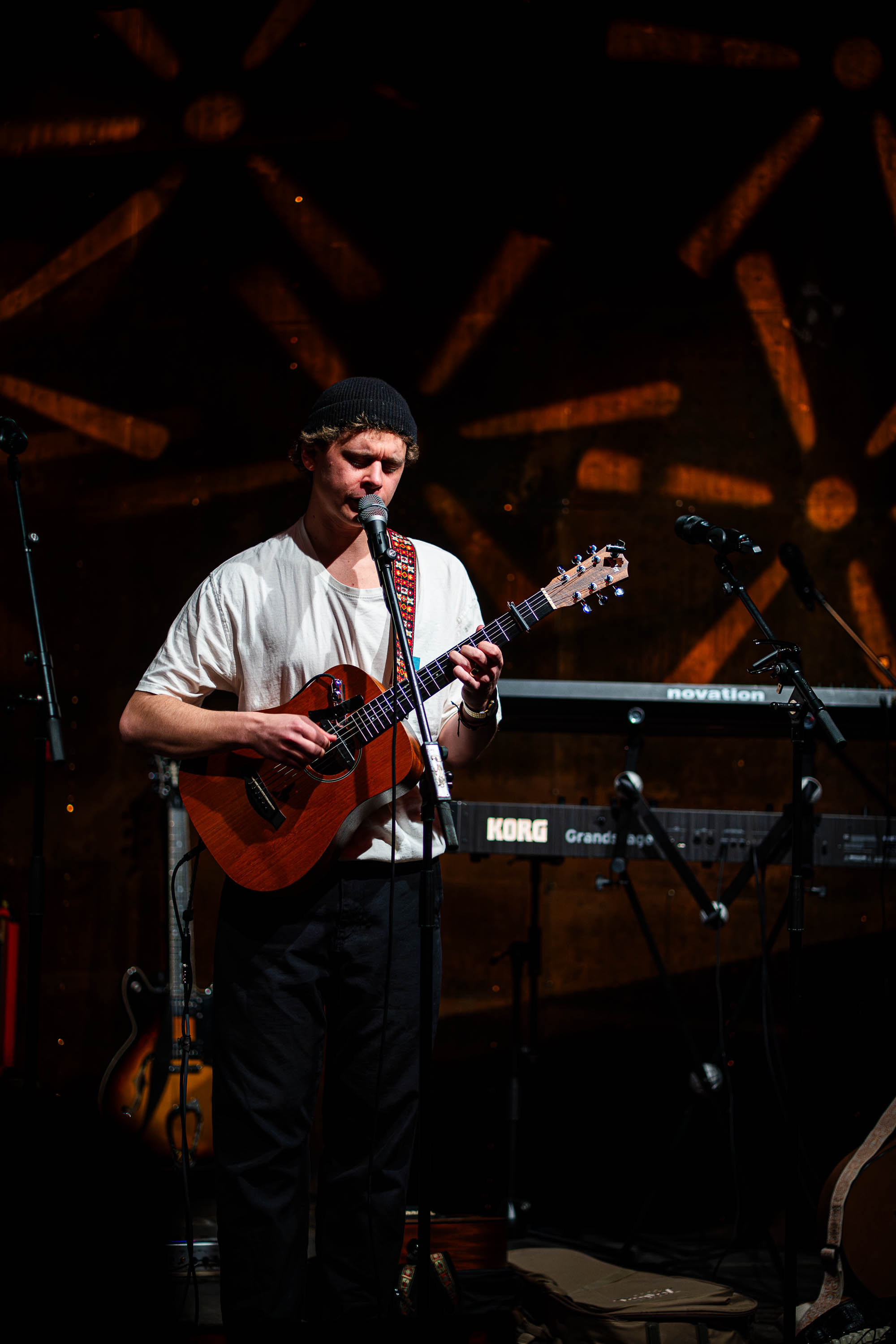 Gemini hat gesagt Mit purer Energie heizte Simon Schlager (@the.patch.music) als genialer Support für die Fitz Brothers der Postgarage Graz so richtig ein. Es war mir ein absolutes Fest, diese unglaubliche Bühnenpräsenz und die mitreißende Stimmung im Publikum durch meine Linse für die Ewigkeit festzuhalten. Die entstandenen Aufnahmen zeigen genau jene elektrisierende Atmosphäre, die den gesamten Saal schon lange vor dem Main-Act zum Beben brachte!