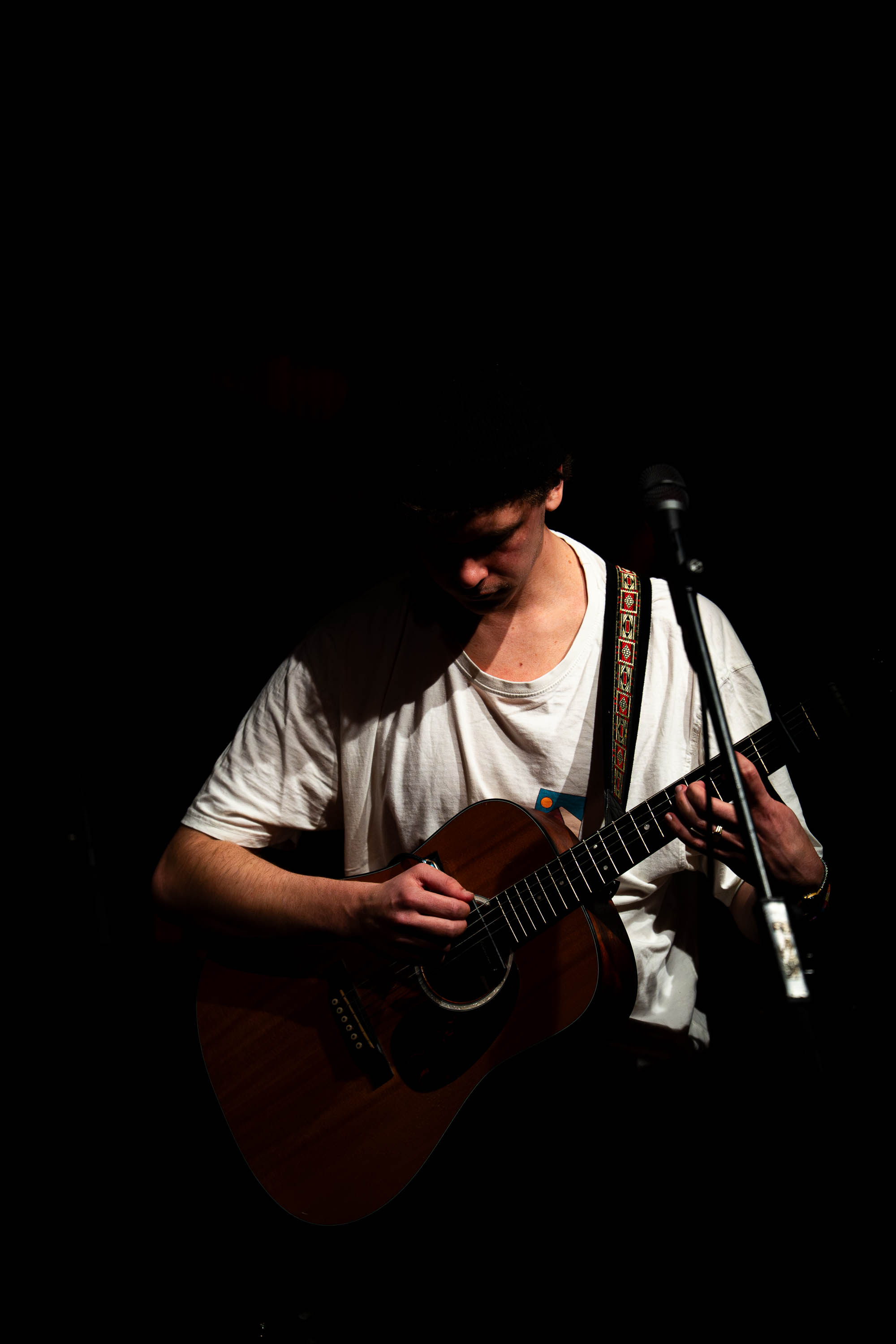 Gemini hat gesagt Mit purer Energie heizte Simon Schlager (@the.patch.music) als genialer Support für die Fitz Brothers der Postgarage Graz so richtig ein. Es war mir ein absolutes Fest, diese unglaubliche Bühnenpräsenz und die mitreißende Stimmung im Publikum durch meine Linse für die Ewigkeit festzuhalten. Die entstandenen Aufnahmen zeigen genau jene elektrisierende Atmosphäre, die den gesamten Saal schon lange vor dem Main-Act zum Beben brachte!