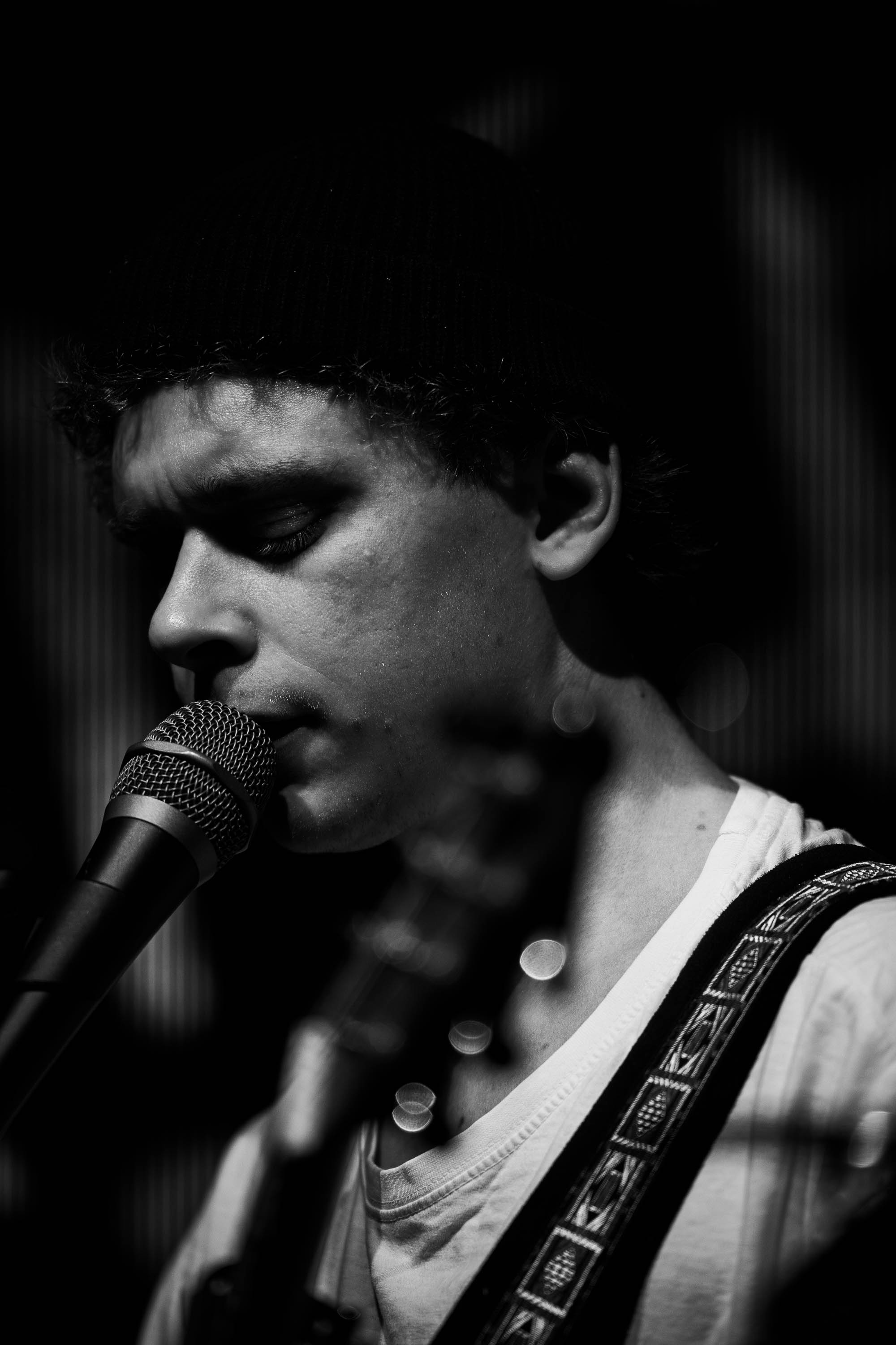 Gemini hat gesagt Mit purer Energie heizte Simon Schlager (@the.patch.music) als genialer Support für die Fitz Brothers der Postgarage Graz so richtig ein. Es war mir ein absolutes Fest, diese unglaubliche Bühnenpräsenz und die mitreißende Stimmung im Publikum durch meine Linse für die Ewigkeit festzuhalten. Die entstandenen Aufnahmen zeigen genau jene elektrisierende Atmosphäre, die den gesamten Saal schon lange vor dem Main-Act zum Beben brachte!