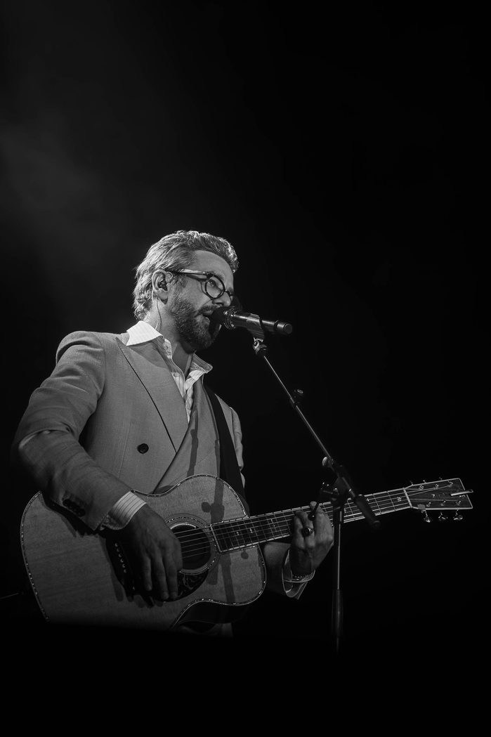Am 4. September 2026 brachte Lemo mit einer großartigen Live-Show die Freiluftarena B in Graz zum Beben. Als Fotograf war ich hautnah dabei, um die emotionalsten Bühnenmomente und die mitreißende Stimmung im Publikum visuell festzuhalten. Die entstandene Bilderserie fängt die pure Energie dieses Abends ein und dokumentiert die besondere Verbindung zwischen dem Musiker und seinen Fans.